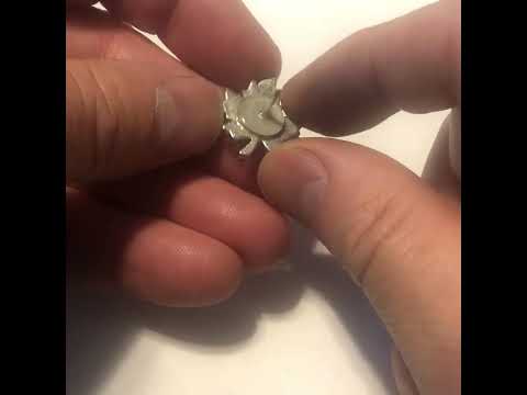 Polished silver maple leaf pin with butterfly backing